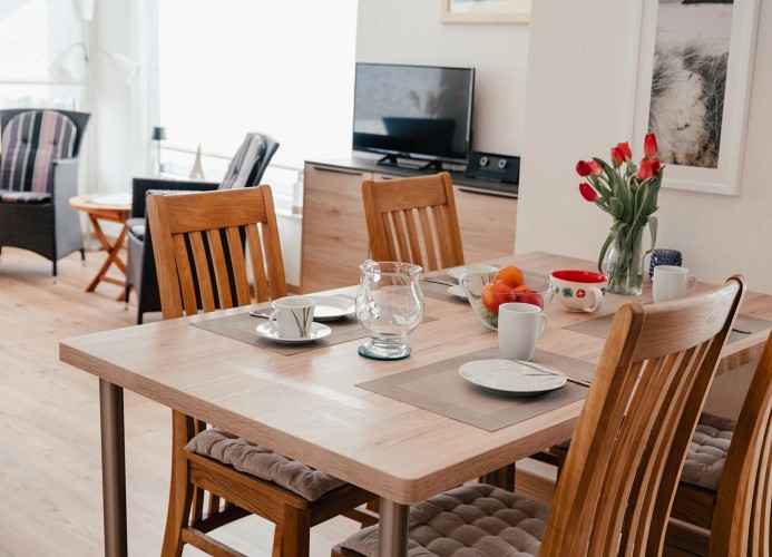 Essbereich mit Blick ins Wohnzimmer