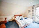 Schlafzimmer mit Boxspringbett im OG