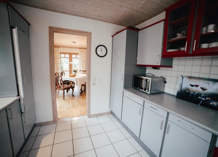 Links ein großer Kühlschrank