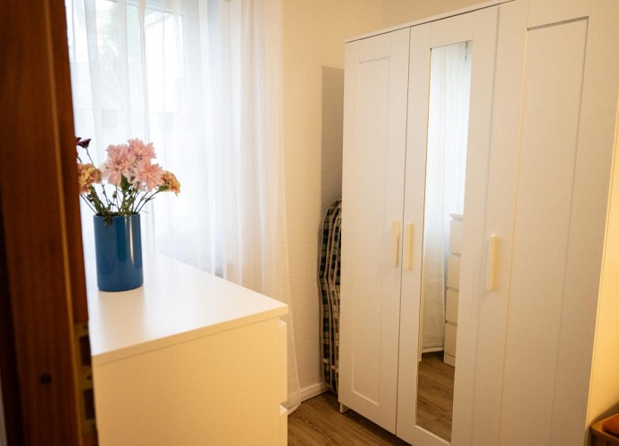 Kleiderschrank und Kommode