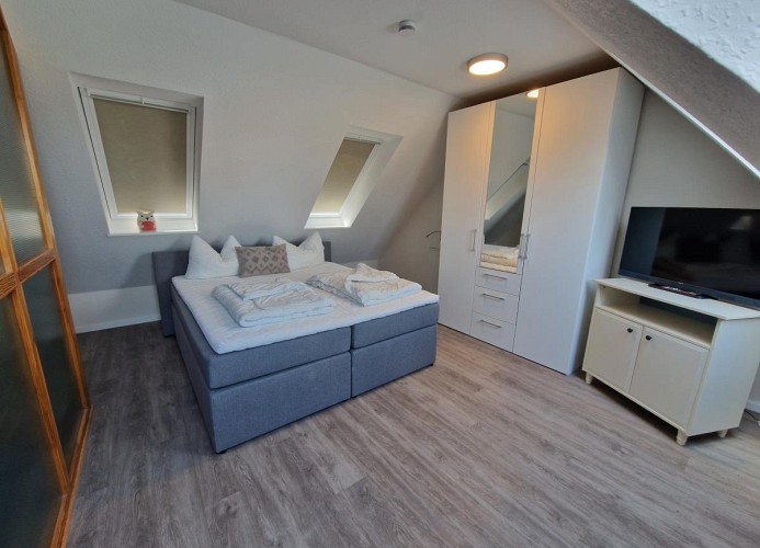 Neues Boxspringbett im Dachgeschoß