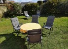 Garten mit Tisch und Stühlen