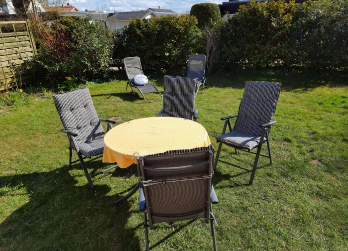 Garten mit Tisch und Stühlen