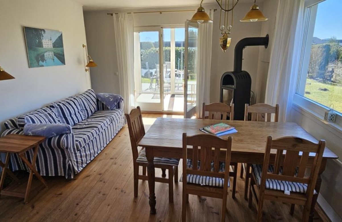 Wohnbereich mit Essecke und Couch