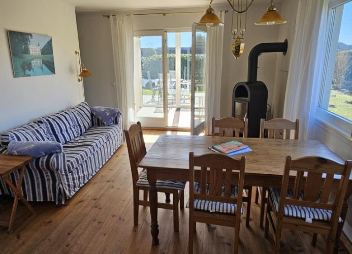 Wohnbereich mit Essecke und Couch