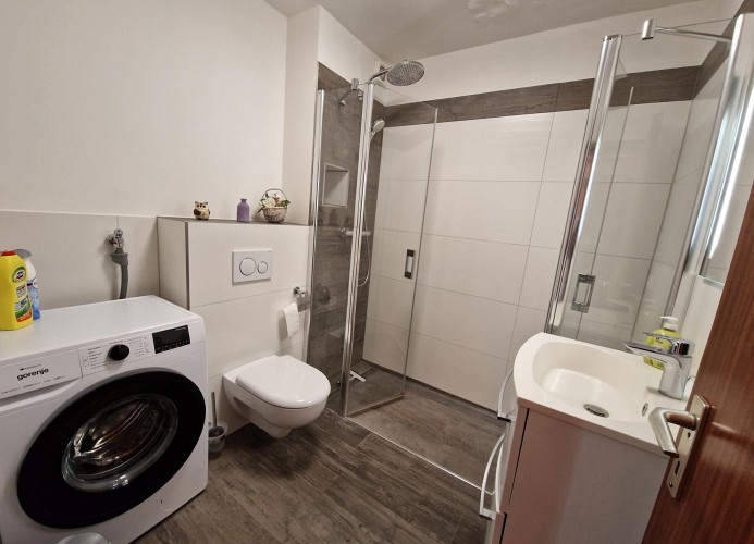 Dushbad mit Waschmaschine