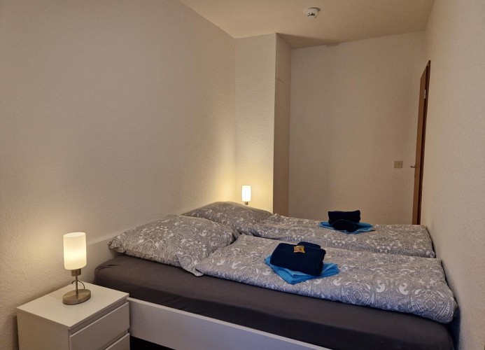 Neu gestaltetes Schlafzimmer mit Doppelbett