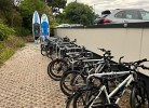 Fahrrad und SUP Aufbewahrung hinter dem Parkdeck