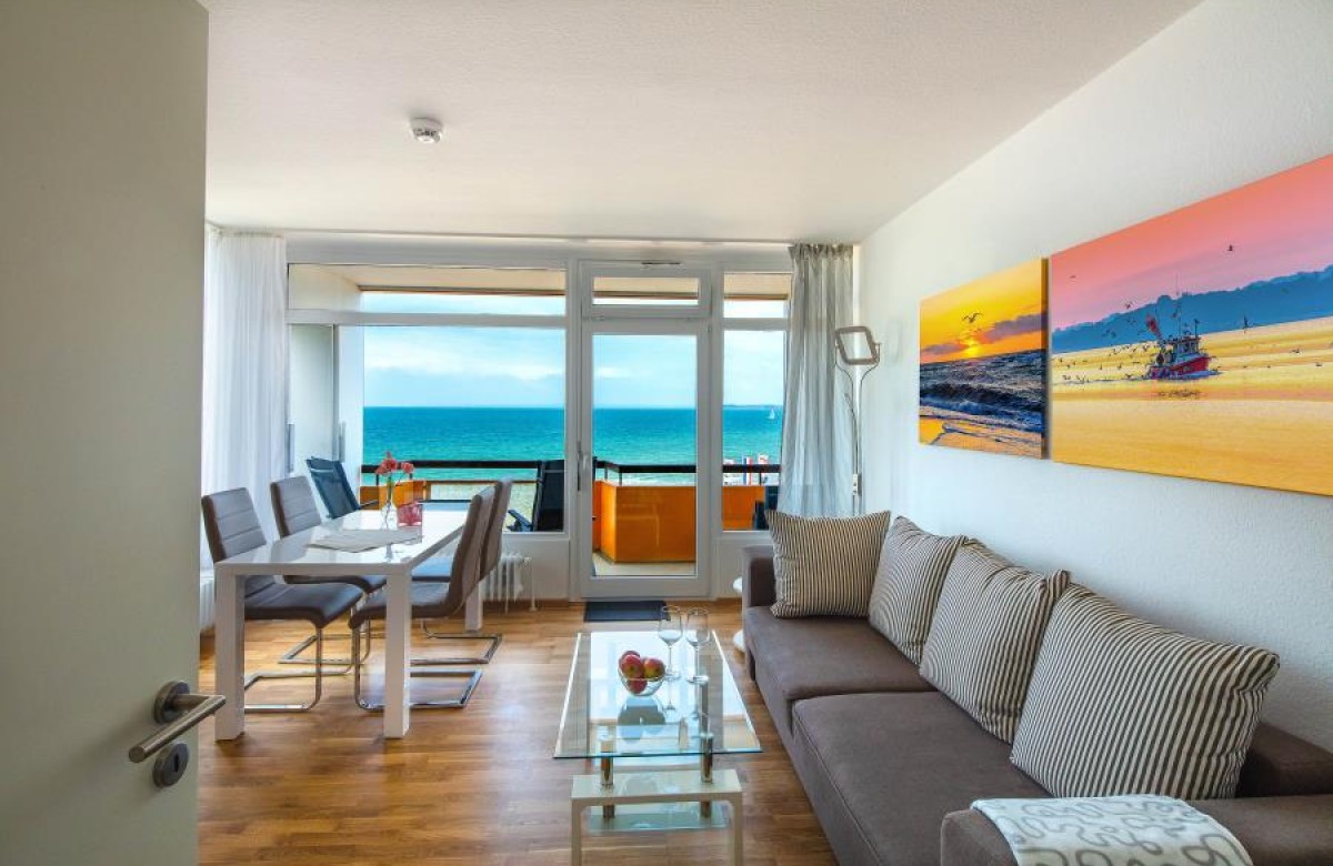 Blick ins Wohnzimmer und auf den Balkon