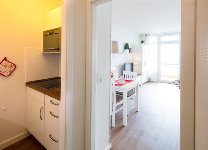 Küche mit Blick ins Wohnzimmer