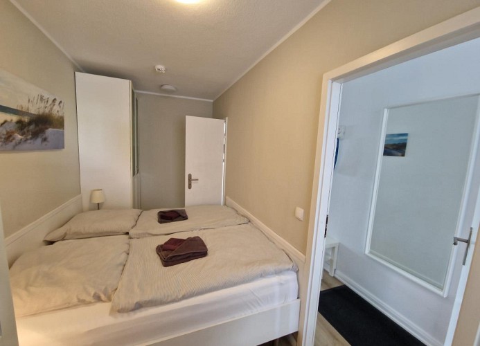 Schlafzimmer mit zwei Türen