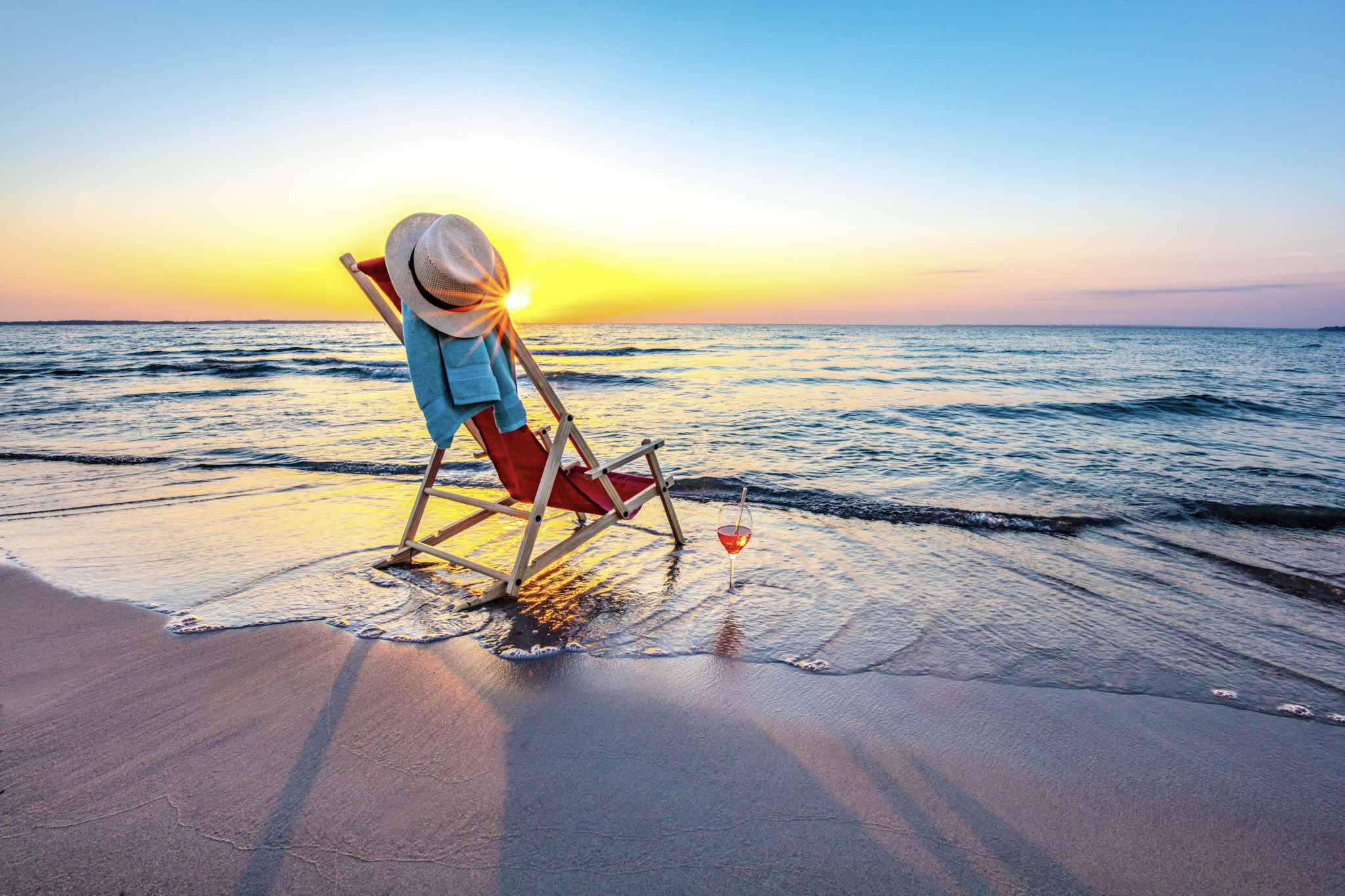 Liegestuhl am Strand mit Hut