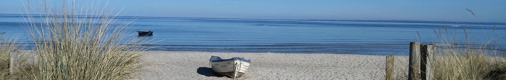 Boot am Strand der Ostsee